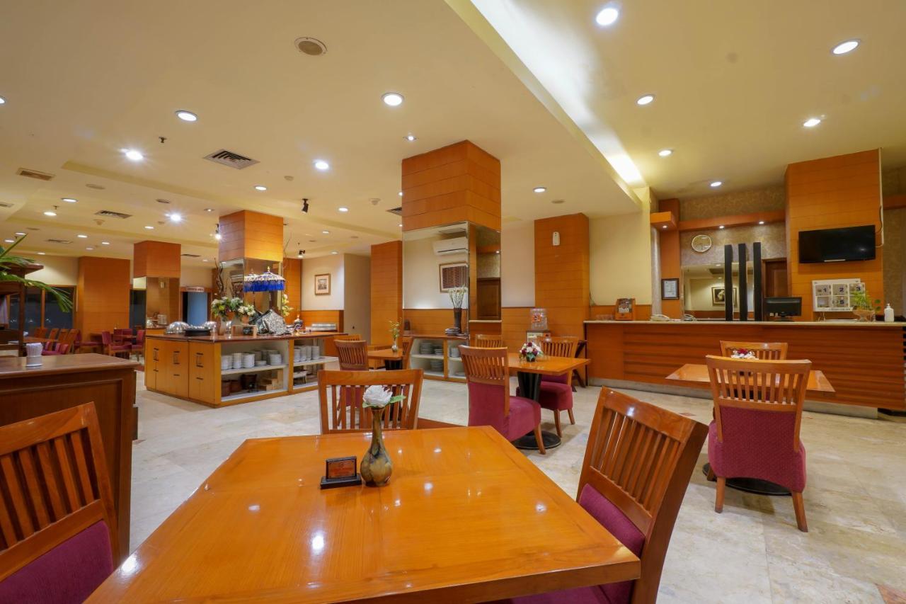 Hotel Bisanta Bidakara Tunjungan Сурабая Екстериор снимка