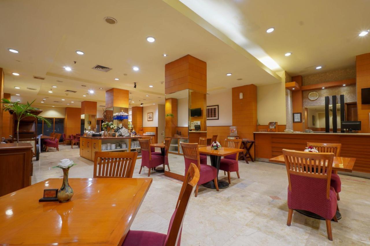 Hotel Bisanta Bidakara Tunjungan Сурабая Екстериор снимка