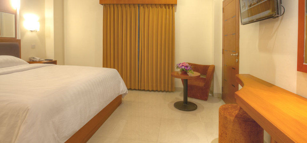 Hotel Bisanta Bidakara Tunjungan Сурабая Екстериор снимка