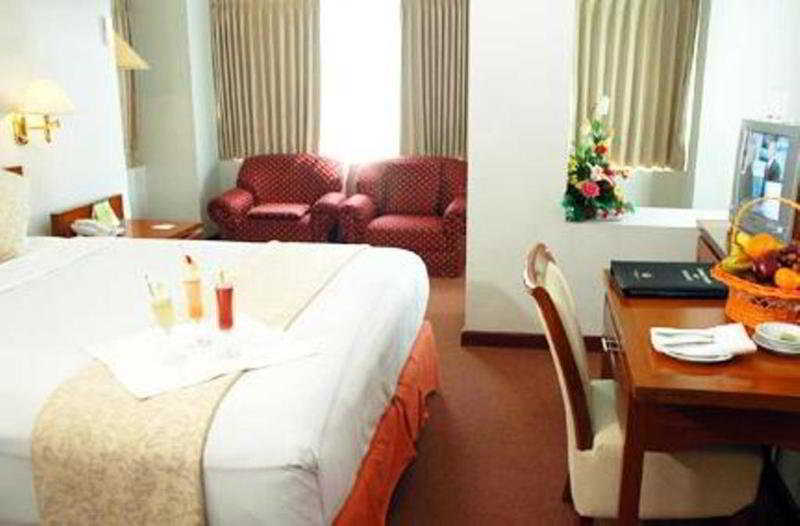 Hotel Bisanta Bidakara Tunjungan Сурабая Екстериор снимка