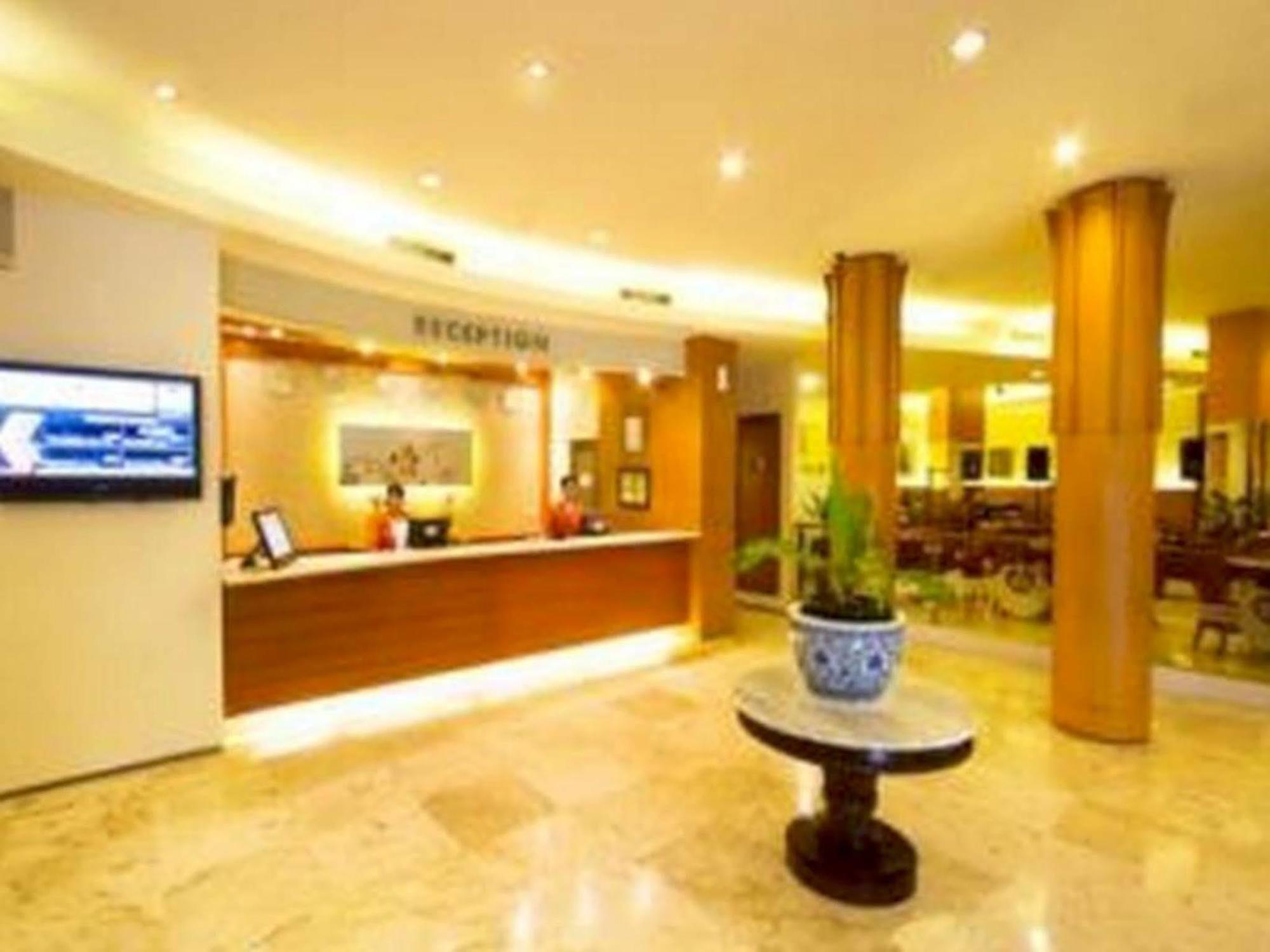 Hotel Bisanta Bidakara Tunjungan Сурабая Екстериор снимка