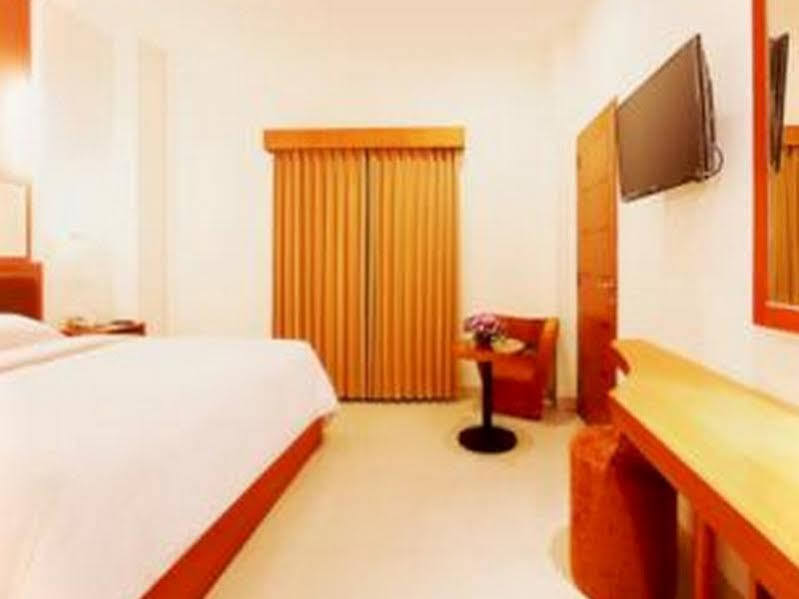 Hotel Bisanta Bidakara Tunjungan Сурабая Екстериор снимка
